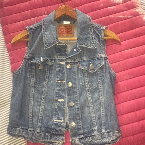 Levi’s cut off sleeve denim jacket - Picture 1 of 1